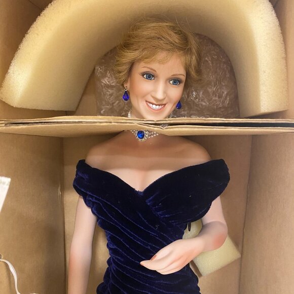 The Ashton Drake Galleries Diana Princess Of Wales Porcelain Doll 1998 NIB w COA - Picture 2 of 5
